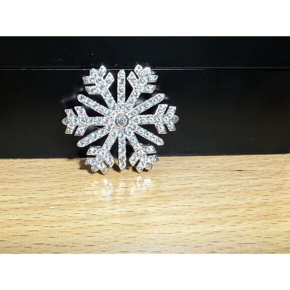 Vintage Christmas Brooch SNOWFLAKE Pin Crystal Silver Tone Signed Monet 1.5 in - Picture 1 of 8